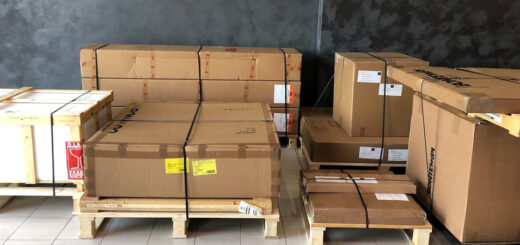 imballaggio mobili sicuro Arredare Moderno merce con cassa su pallet