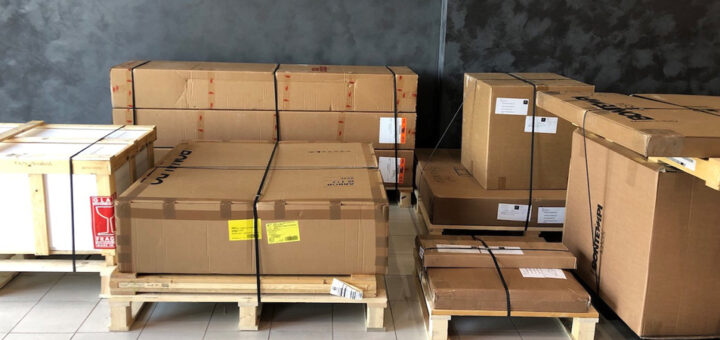 imballaggio mobili sicuro Arredare Moderno merce con cassa su pallet