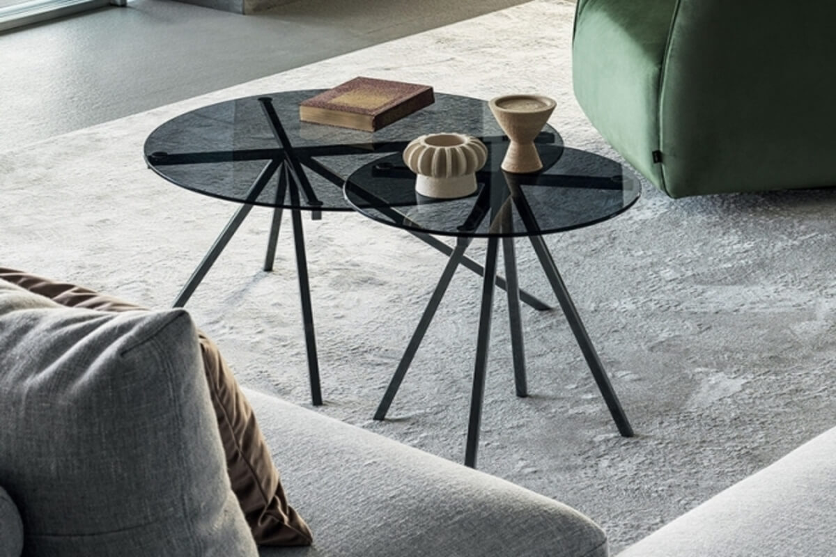 mesa de café junto al sofá