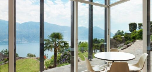 Wie man eine überdachte Veranda im modernen Stil einrichtet: Ideen und Designstipps