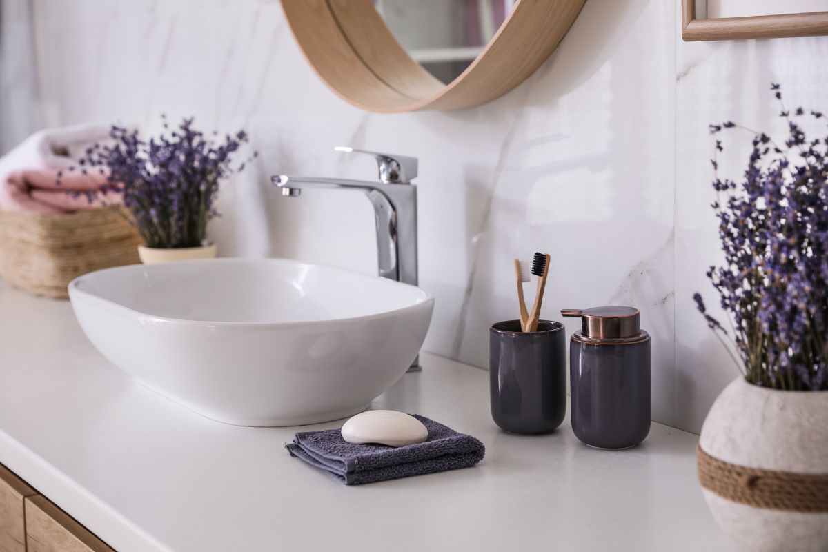 Set d’accessoires pour la petite salle de bain moderne