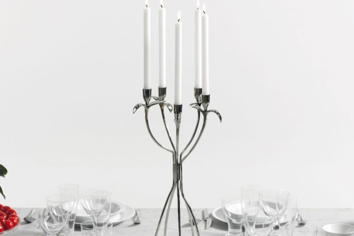 apparecchiare la tavola a Natale - candelabro con cinque bracci in ottone