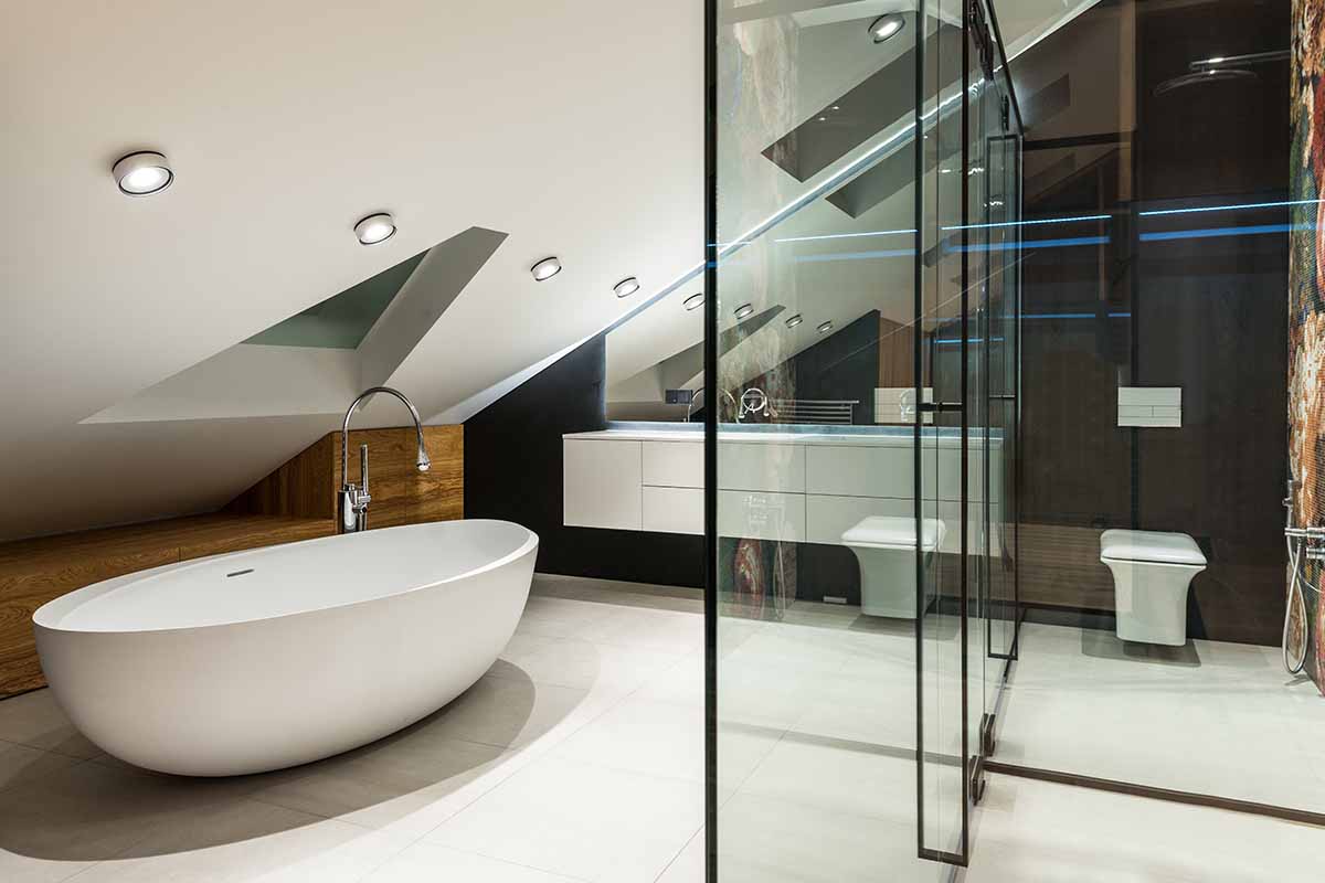 la salle de bain dans le grenier