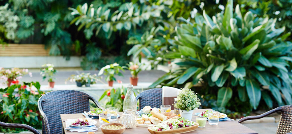 Zona pranzo all’aperto: come scegliere il tavolo da giardino giusto per valorizzarla al massimo