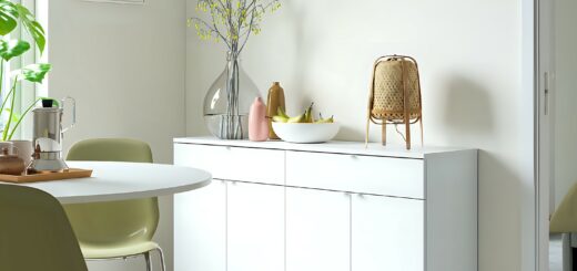 Sala da pranzo con credenza bianca a quattro ante coordinata con tavolo rotondo bianco e sedie verde salvia