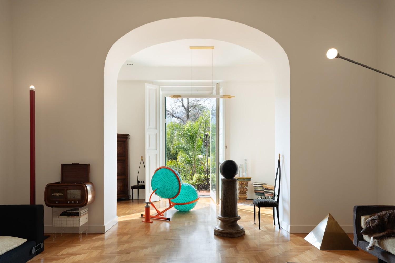 Dueminimo, studio di architettura e interior design a Napoli: Casa Bia, interno con arco e finestra aperta sul giardino tra Pontecorvo e Tarsia