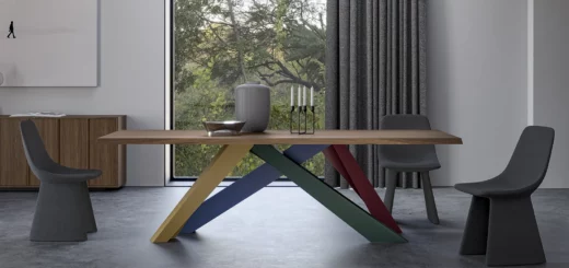 Tavolo Big Table di Bonaldo con piano rettangolare davanti a una finestra