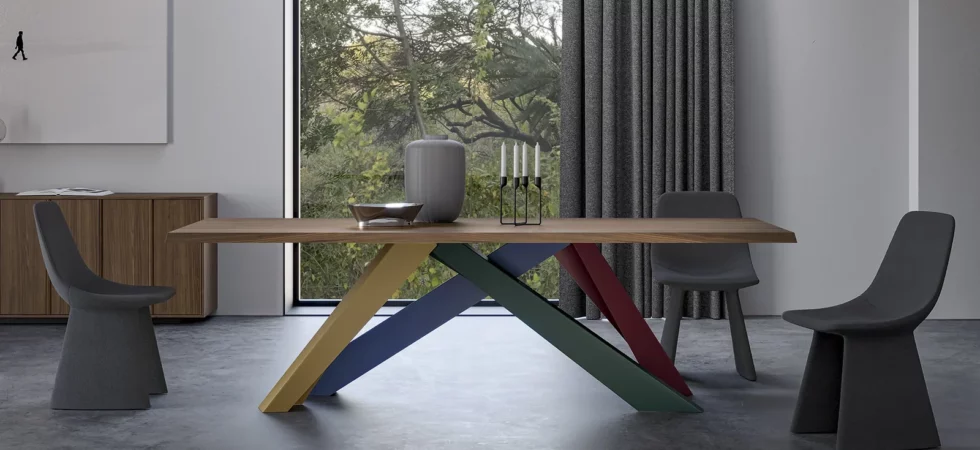 Tavolo Big Table di Bonaldo con piano rettangolare davanti a una finestra