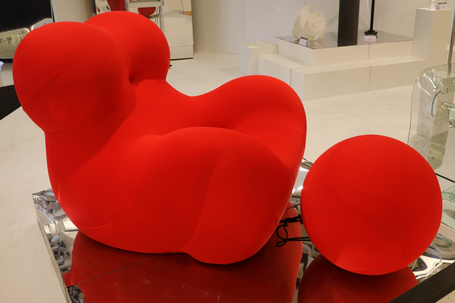 Poltrona UP5 con pouf UP6 di Gaetano Pesce in jersey rosso, progettata nel 1969 per C&B Italia, oggi B&B Italia