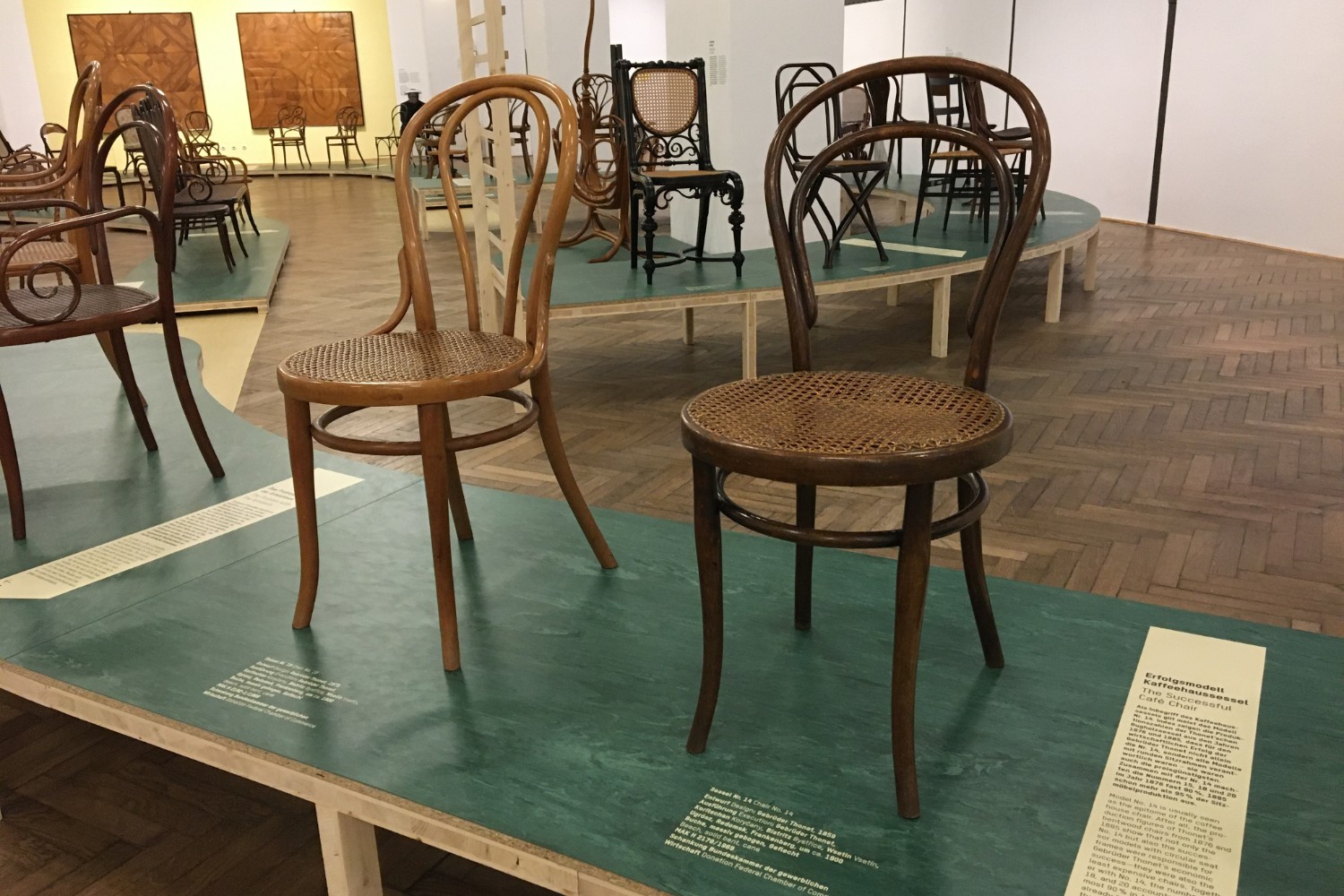 Sedie Thonet in legno di faggio curvato a vapore esposte al MAK, il Museo di arti applicate di Vienna