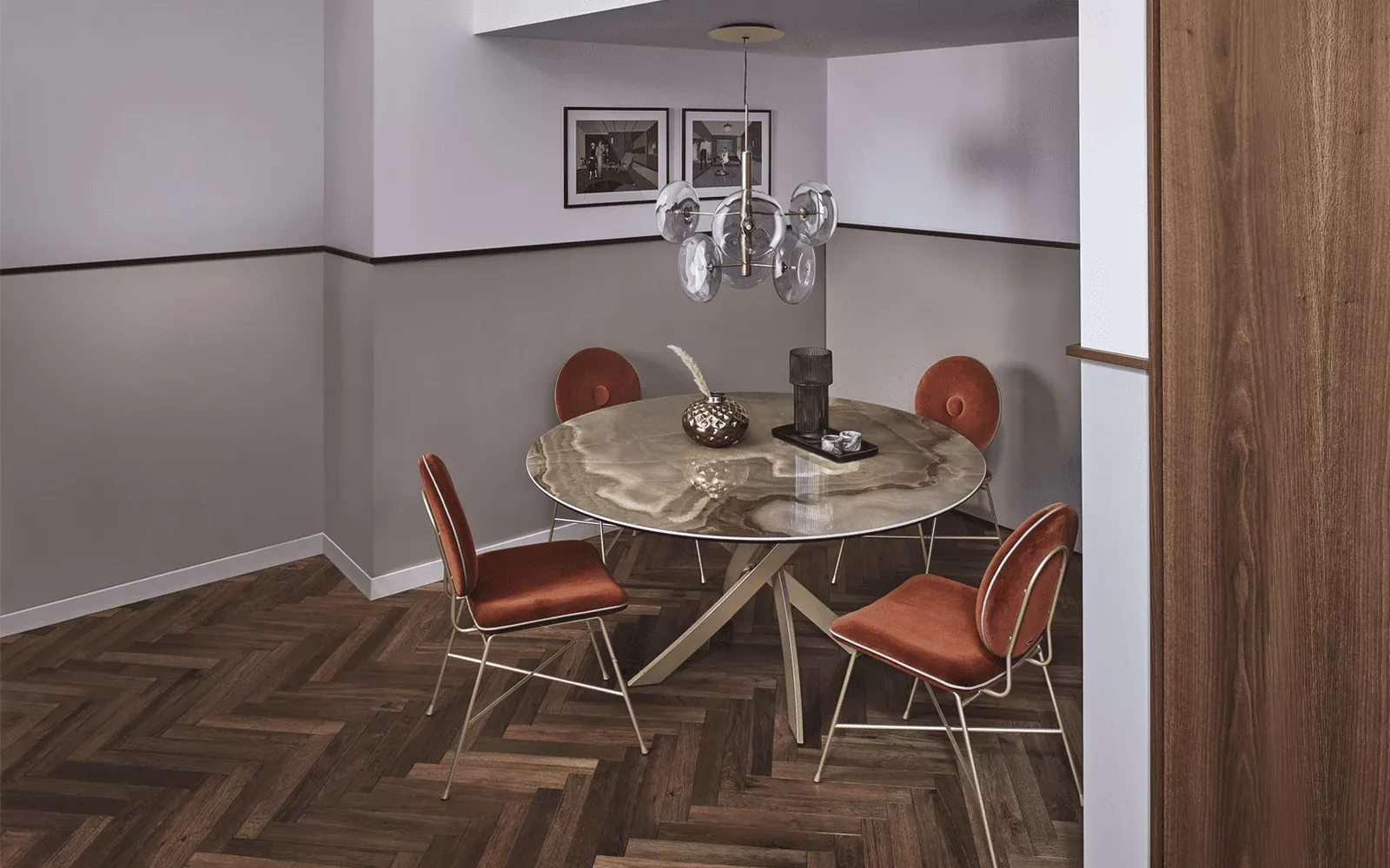 Tavolo rotondo Barone di Bontempi Casa con quattro sedie Penelope color terracotta vicino alle pareti della sala da pranzo