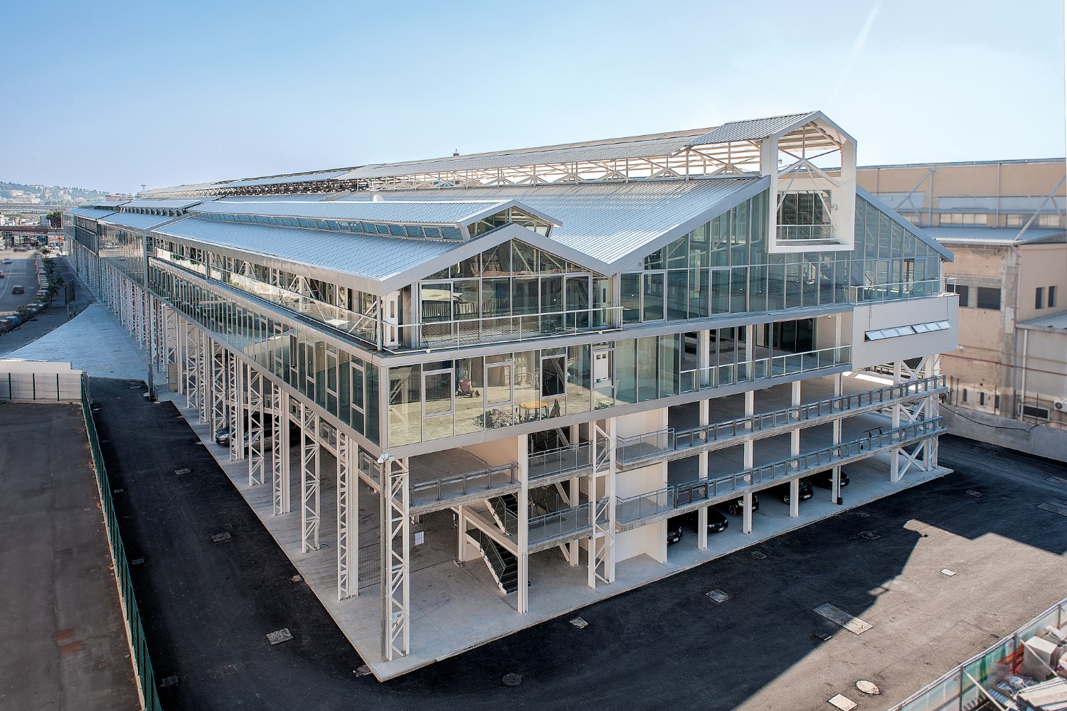 Vulcanica Architettura, studio di architettura a Napoli: Brin 69, ex magazzino industriale di via Brin riconvertito in uffici nella zona est della città