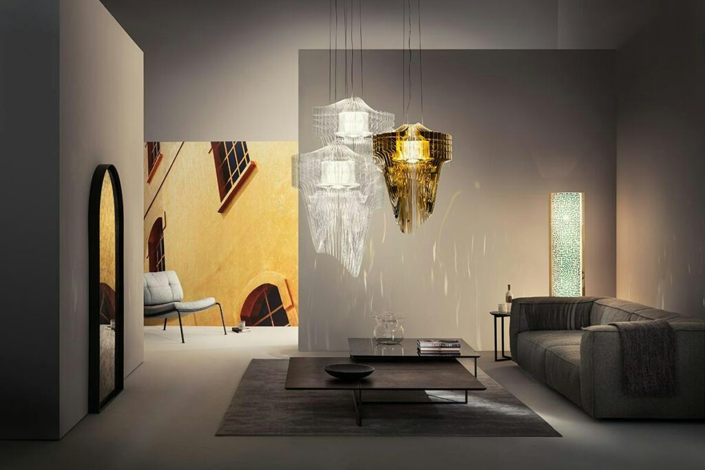 Lampada a sospensione Aria di Slamp disegnata da Zaha Hadid in un soggiorno
