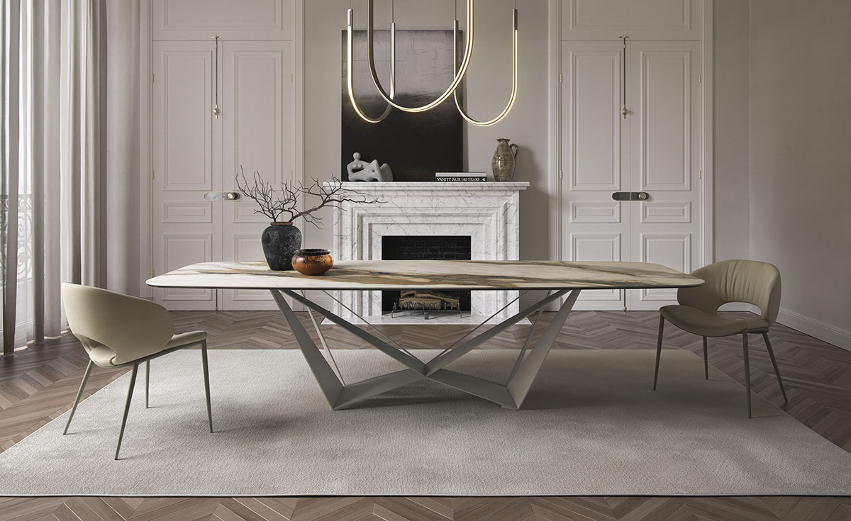 Tavolo Skorpio Keramik di Cattelan Italia: piano in ceramica e basamento geometrico in acciaio
