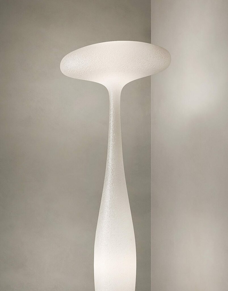Lampada da terra E.T.A. di KDLN in vetroresina lavorata a mano