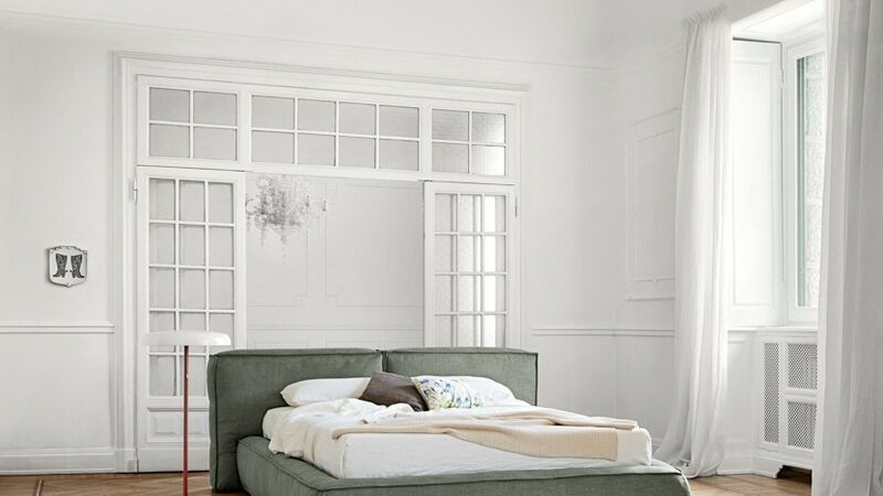 Letto Fluff di Bonaldo con testiera imbottita in misto piuma