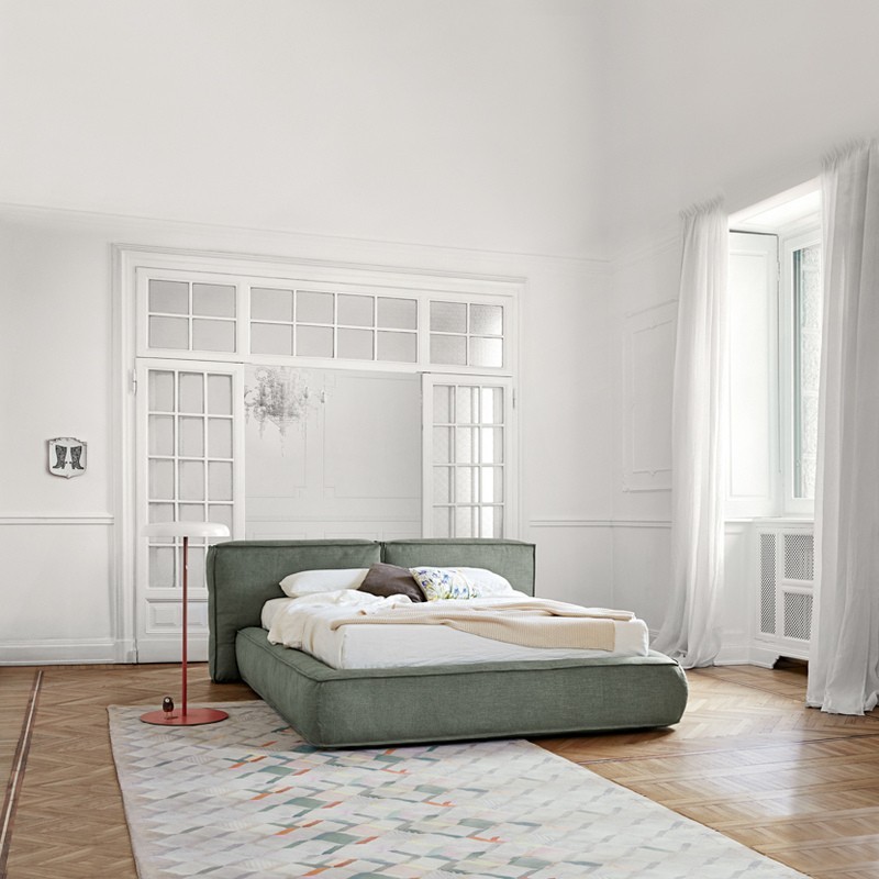 Letto Fluff di Bonaldo con testiera imbottita in misto piuma