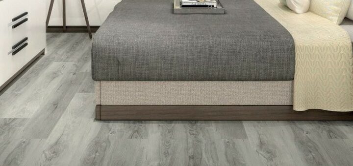 Camera da letto con pavimento effetto legno color greige di Boxer