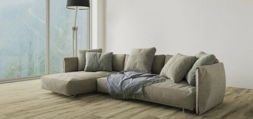 Soggiorno con pavimento effetto legno color tortora di Boxer