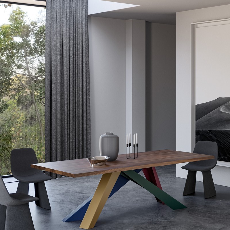 Tavolo Big Table di Bonaldo con gambe incrociate in acciaio